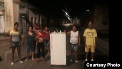 Familia de Guanabacoa, en La Habana, cierra el tráfico con el refrigerado roto a consecuencia de los continuos apagones. (Foto: Cortesía)