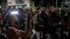 Seguidores del gobierno se enfrentan a manifestantes pacíficos en medio de una protesta el sábado, 1ro de octubre, en El Vedado, La Habana. (AP /Ramon Espinosa)