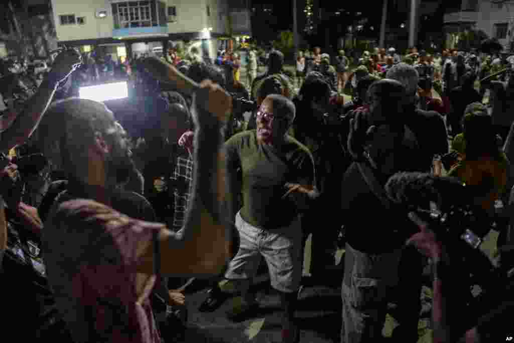 Manifestantes y seguidores del gobierno discuten en medio de una protesta este sábado, 1ro de octubre, en El Vedado, La Habana. (AP /Ramon Espinosa)