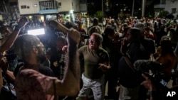 Seguidores del gobierno se enfrentan a manifestantes pacíficos en medio de una protesta el sábado, 1ro de octubre, en El Vedado, La Habana. (AP /Ramon Espinosa)