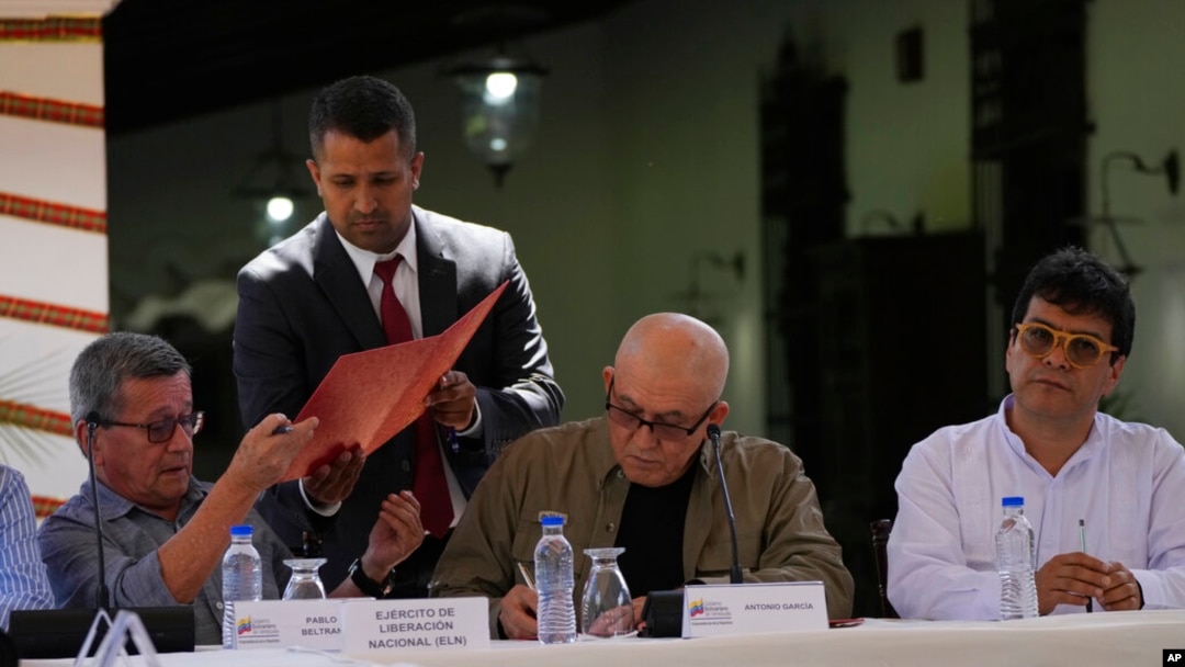 De izq. a der. Alias "Pablo Beltrán", Antonio García e Iván Danilo Rueda durante la reanudación de las conversaciones de paz en la Casa Cultural Aquiles Nazoa en Caracas, Venezuela, el martes 4 de octubre de 2022. (AP Foto/Ariana Cubillos)
