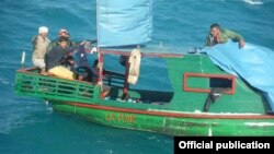 Embarcación rústica cerca de Yucatán en la que fueron avistados 14 cubanos.