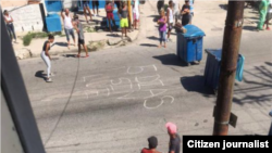 En una calle del Cerro escribieron "5 días sin luz", en señal de protesta.