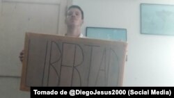 Diego Jesús Fernández Asín posa con un cartel de "Libertad".