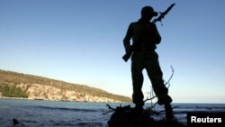 Un soldado de las tropas guardafronteras cubanas vigila la costa. (REUTERS/Claudia Daut/Archivo)