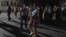 Una mujer se manifiesta con su hija en brazos en una protesta en La Habana el viernes 30 de septiembre. 
