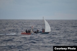 Otra embarcación de cubanos interceptada a unas 35 millas al sureste de Islamorada, el 4 de octubre de 2022. (Foto cortesía de la Guardia Costera)