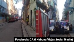 Un camión de bomberos y dos ambulancias atendiendo un derrumbe de un edificio en La Habana Vieja.