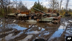 Tanques rusos dañados por ejército de Ucrania en la región de Kharkiv, 10/30/2022.