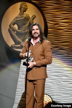 EL cantante colombiano Juanes recibe un reconocimiento en los Premios La Musa