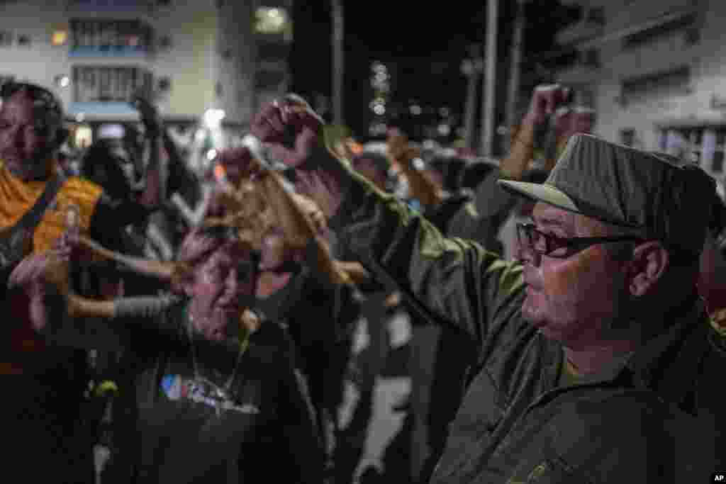 Representantes del gobierno gritan consignas contra los manifestantes pacíficos durante una protesta este sábado, 1ro de octubre, en El Vedado, La Habana. (AP/Ramon Espinosa)