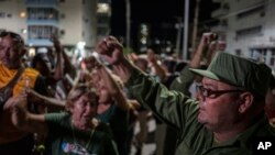 Representantes del gobierno gritan consignas contra los manifestantes pacíficos durante una protesta eel 1ro de octubre, en El Vedado, La Habana. (AP/Ramon Espinosa)