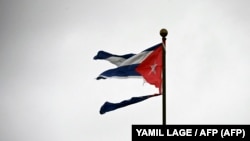 Una bandera cubana raída por el viento. (Yamil Lage/AFP/Archivo)