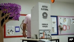Un trabajador electoral instala una máquina de voto electrónico en un centro electoral de Brasilia antes de la segunda vuelta, este domingo, de las elecciones presidenciales. (AP Foto/Eraldo Peres)