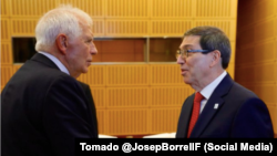 Josep Borrell, jefe de la política exterior de la UE, saluda al canciller cubano Bruno Rodríguez.