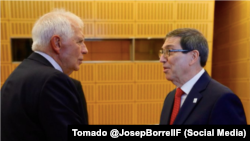 Foto Archivo. Josep Borrell, jefe de la política exterior de la UE, saluda al canciller cubano Bruno Rodríguez.