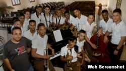 El director del conservatorio Amadeo Roldán (1ro a la izquierda) Enrique Rodríguez Toledo, posa con sus alumnos y músicos de la Jazz Band de la Escuela. Foto Ministerio de Cultura de Cuba