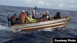 Un viaje de migrantes cubanos interceptado a unas 7 millas al sur de Cayo Largo, Florida, el 25 de octubre de 2022. (Foto: Guardia Costera de EEUU)
