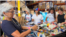 Voluntarios de todas las edades clasifican ayuda humanitaria para Venezuela en galpón de Miami. (OCB)