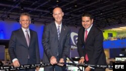 El gobernador de Florida, Rick Scott, (c)