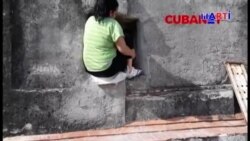 Familia de La Habana Vieja entra y sale de su casa por la ventana