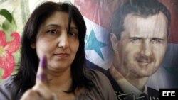 Foto de Archivo. Una votante siria muestra el dedo manchado de tinta tras ejercer su derecho al voto.