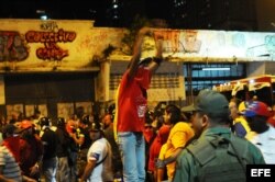 CAR207 CARACAS (VENEZUELA), 14/04/2013.- Seguidores del Gobierno venezolano y opositores gritan consignas en las puertas de un centro de votación hoy, domingo 14 de abril de 2013, en Caracas (Venezuela), luego de que el Consejo Nacional Electoral (CNE) of