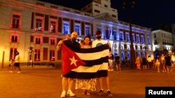 Cubanos ante el gobierno regional de Madrid en apoyo a las protestas antigubernamentales en Cuba, en Madrid, España, el 14 de julio de 2021.