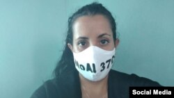 "No al 370", decían las 19 mascarillas protectoras que le decomisaron a la periodista independiente Camila Acosta después de decirle que tenía “más de las que necesitaba”.