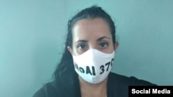 La periodista Camila Acosta protesta contra el decreto 370.