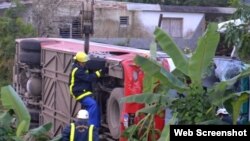 Rescatistas trabajn en la escena del choque entre un ómnibus y un carretón de caballos en Yaguajay, Sancti Spíritus.