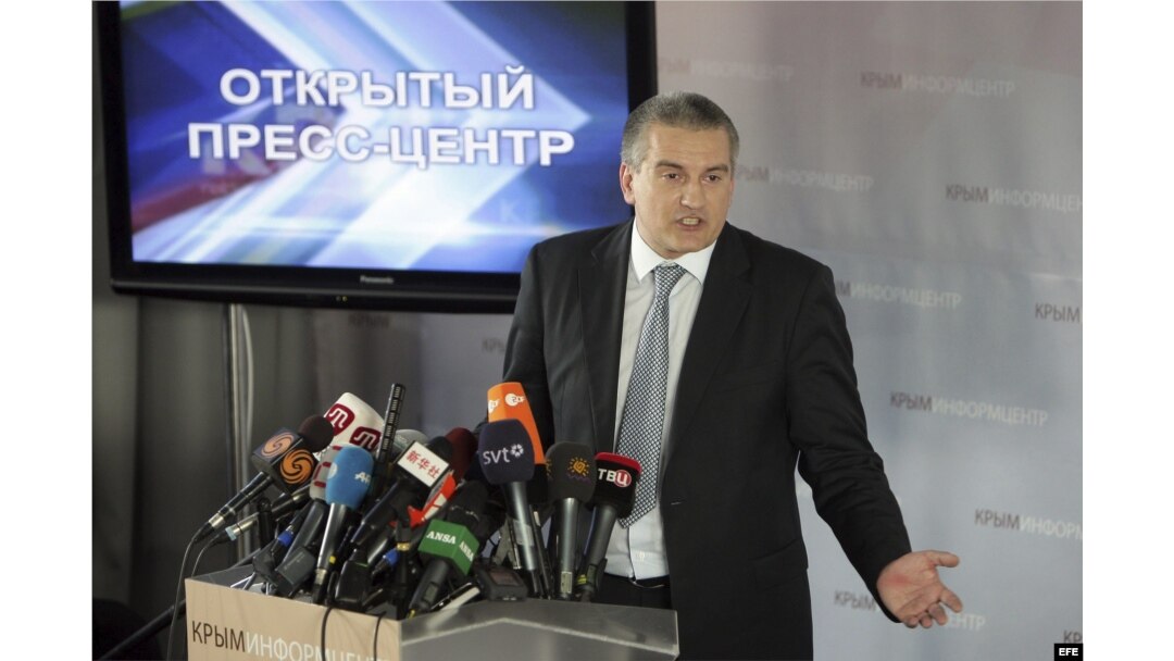 Archivo - El primer ministro crimeo Sergey Aksyonov ofrece una rueda de prensa en Simferópol (Ucrania) el 14 de marzo de 2014.