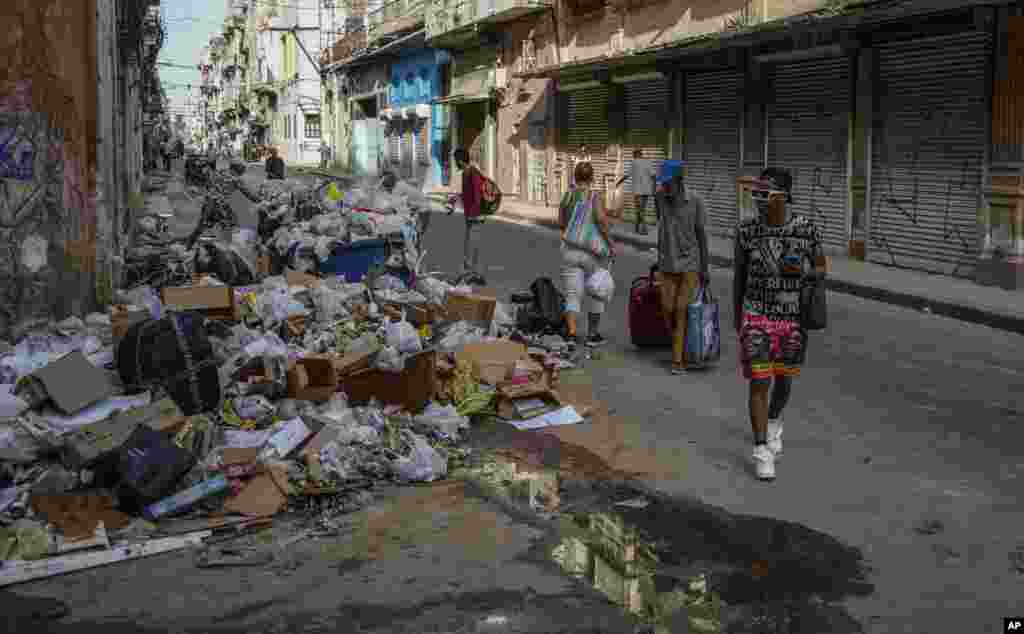 El basurero obstruye el paso en una esquina de La Habana, este 24 de septiembre de 2024.&nbsp;