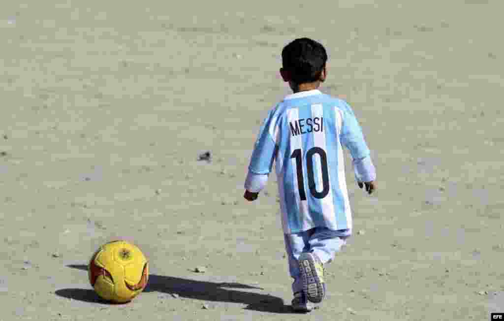 Fotografía del niño afgano de 5 años, Murtaza Ahmadi, un joven seguidor del delantero argentino del FC Barcelona Lionel Messi.