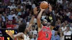 Dwyane Wade (d) de Chicago Bulls en acción ante Justise Winslow (i) Miami Heat.