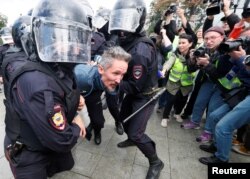 Las fuerzas del orden detenienen a un manifestante en una protesta en Moscú. REUTERS/Shamil Zhumatov.