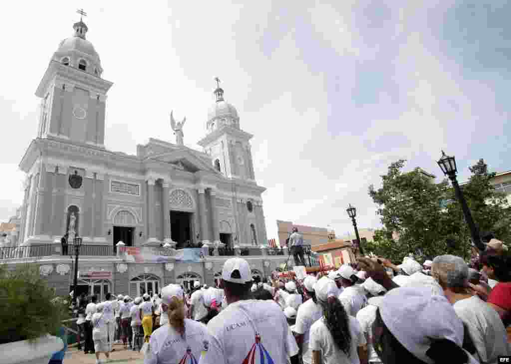 Feligreses ante la Catedral en Santiago de Cuba (Cuba), para ver al Papa. 