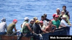 Grupo de balseros cubanos rumbo a las costas de Estados Unidos