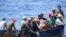 Grupo de balseros cubanos rumbo a las costas de Estados Unidos