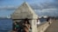 Una joven se conecta a internet en el muro del Malecón, en La Habana.