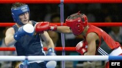 Luis Franco (d) pelea con Vitali Tajbert de Alemania en los Juegos Olímpicos de Atenas 2004.