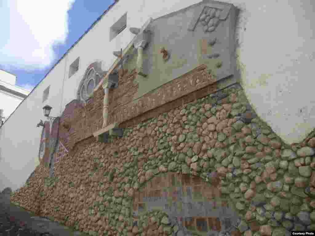 Mural "Medio milenio, fundación de la villa", en la calle Llano.