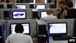 Varias personas se conectan a internet desde una sala de navegación en La Habana (Cuba). 
