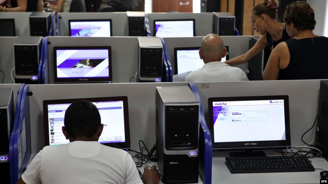 Varias personas se conectan a internet desde una sala de navegación en La Habana (Cuba). 