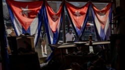 Banderas cubanas ondean en el interior de una tienda en la calle Ocho, en el barrio de la Pequeña Habana en Miami, Florida. (Reuters/Eva Marie Uzcategui)