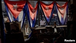 Banderas cubanas cuelgan dentro de una tienda en la Calle Ocho, en el barrio de la Pequeña Habana, en Miami, Florida, EE. UU., el 27 de febrero de 2026. REUTERS/Eva Marie Uzcategui