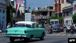 Un almendrón circula por una calle de Santiago de Cuba. (Archivo)
