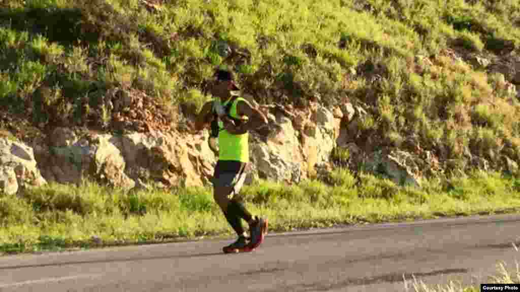 Alexis García planea correr 30 millas diarias durante 35 días. Foto tomada del Facebook de Run Across Cuba.