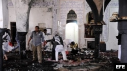 Miembros de la milicia houtí inspeccionan la mezquita chií de Al Hashush tras varios ataques con explosivos en Saná, Yemen (20 de marzo, 2015).