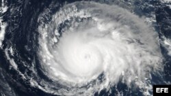 Fotografía cedida por la NASA el 05 de septiembre de 2017, que muestra una imagen adquirida por el satélite conjunto NASA / NOAA Suomi de la Asociación Nacional de Orbitación Polar (NPP) del huracán Irma cuando se acerca a las Islas Leeward al este de Pue
